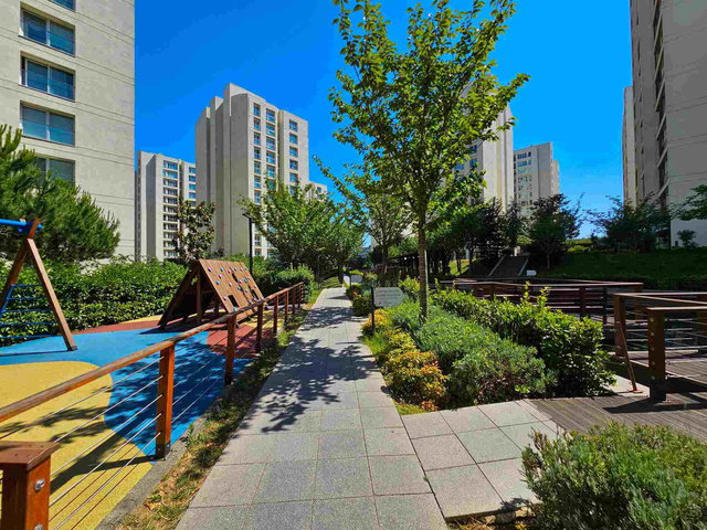RESİM İSTANBUL’DA DOĞU CEPHE 2+1 | 2 BANYO | BALKON | MERKEZİ ISITMA (PAY ÖLÇER)