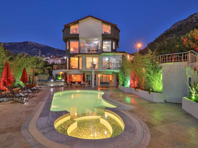 REMAX'TAN - FETHİYE ÖLÜDENİZ OVACIK'TA, 8+1 MÜSTAKİL, EŞYALI SATILIK VİLLA