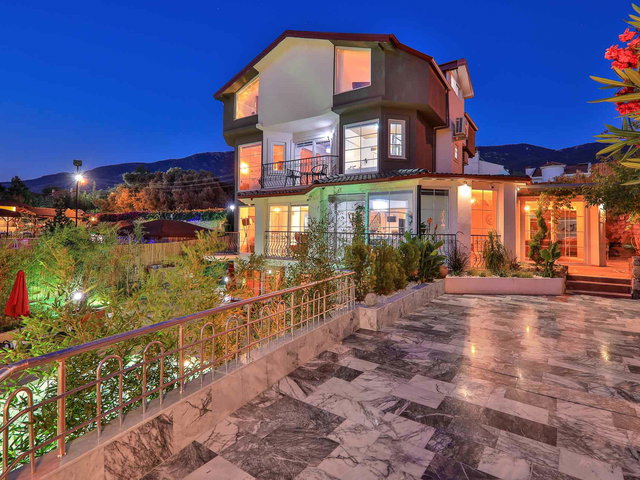 REMAX'TAN - FETHİYE ÖLÜDENİZ OVACIK'TA, 8+1 MÜSTAKİL, EŞYALI SATILIK VİLLA