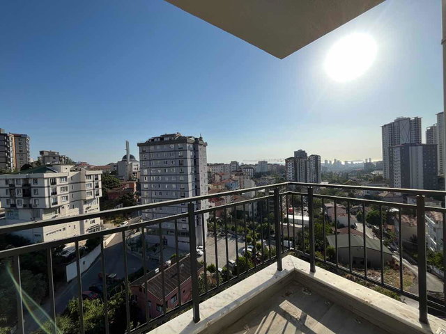 KARTAL YAKACIKTA CADDE ÜZERİ 3+1 BALKONLU YERDEN ISITMALI DAİRE