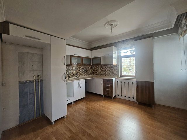 REMAX İLKE'DEN ŞEHİR MER.'DE 3+1 BAKIMLI SATILIK ARA KAT DAİRE