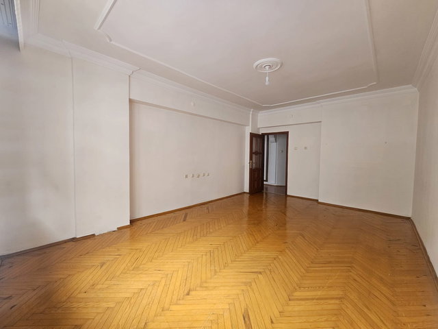 REMAX İLKE'DEN ŞEHİR MER.'DE 3+1 BAKIMLI SATILIK ARA KAT DAİRE