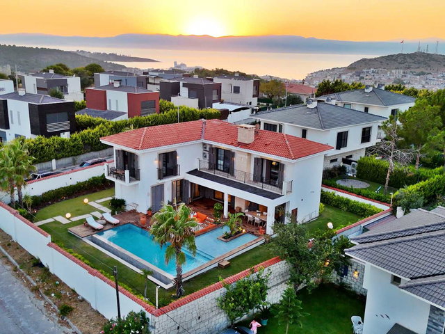 ÇEŞME’DE ÖZEL TASARIM  6+1  SATILIK TAM MÜSTAKİL VİLLA