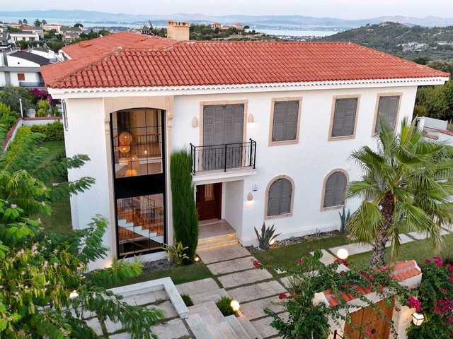 ÇEŞME’DE ÖZEL TASARIM  6+1  SATILIK TAM MÜSTAKİL VİLLA