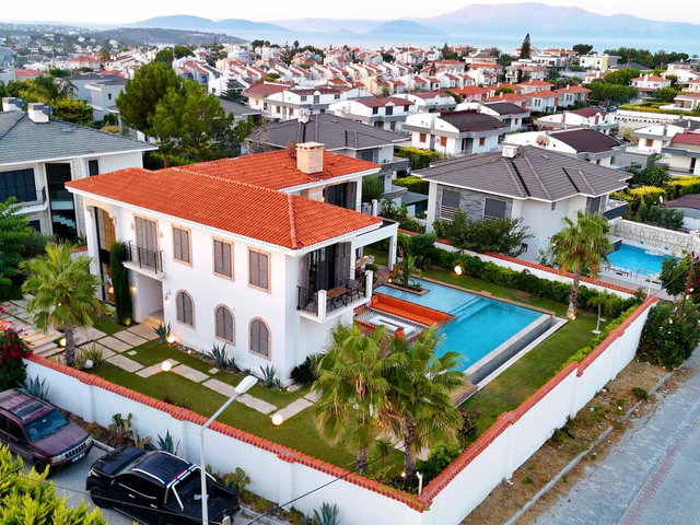ÇEŞME’DE ÖZEL TASARIM  6+1  SATILIK TAM MÜSTAKİL VİLLA
