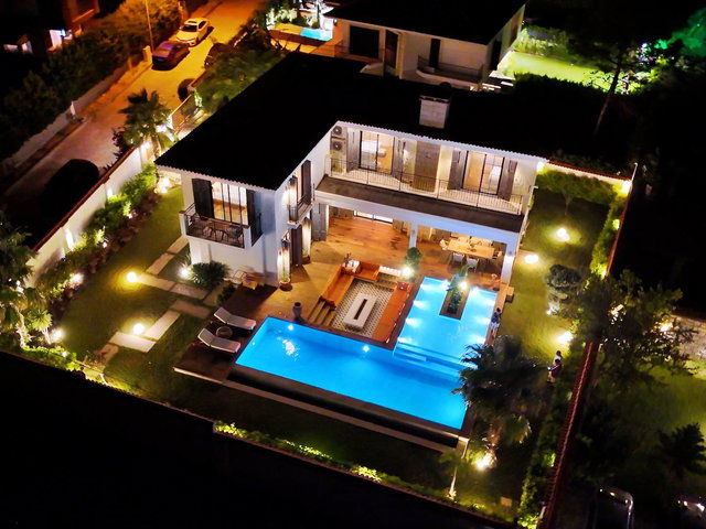 ÇEŞME’DE ÖZEL TASARIM  6+1  SATILIK TAM MÜSTAKİL VİLLA
