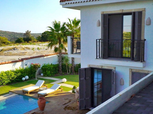 ÇEŞME’DE ÖZEL TASARIM  6+1  SATILIK TAM MÜSTAKİL VİLLA
