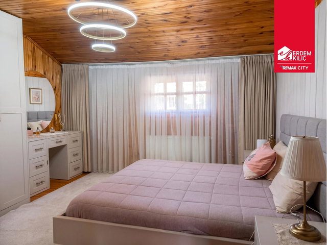 SIRRIPAŞA'DA KOMPLE SATILIK MÜSTAKİL BİNA