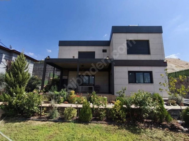 REMAX ÖZGÜR'DEN BURÇ ESENTEPE DE MÜTHİŞ YAŞAM ALANI EŞYALI VİLLA