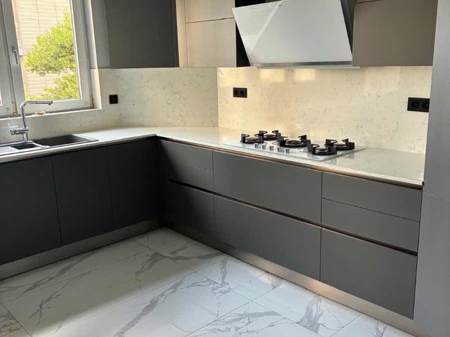 SUADİYE PLAJYOLUNDA 350 M2 5 ODA 85 M2 SALON PRESTİJLİ BİNADA BALKONLU ŞIK DAİRE