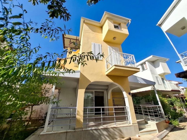 ÇAMLIK MAHALLESİNDE SİTE İÇİNDE 2 KATLI, 2+1  SATILIK VİLLA