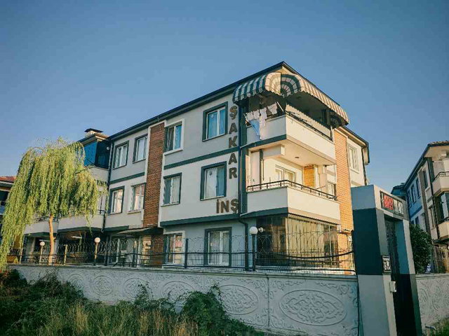 KARASU'DA HAVUZLU, CAM BALKONLU KOMBİ PETEKLİ OTURUMA HAZIR 1+1