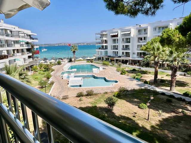 ÇEŞME ALTINYUNUS’TA DENIZE SIFIR YILDIZ SAHIL SITESI EŞYALI SATILIK 2+1 DAİRE