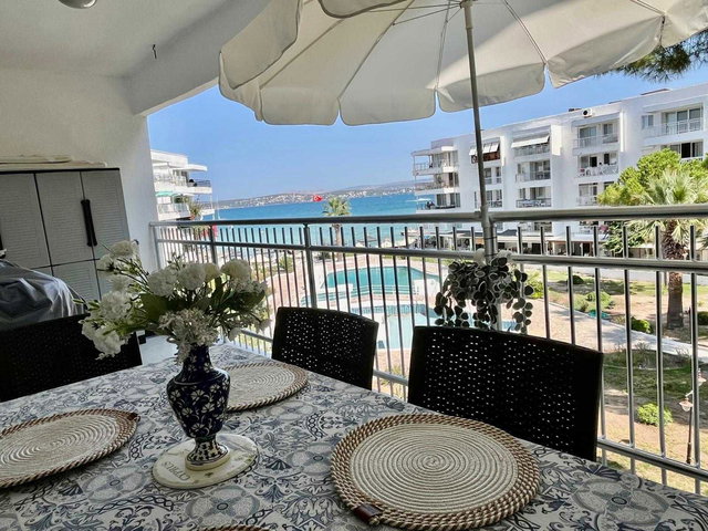 ÇEŞME ALTINYUNUS’TA DENIZE SIFIR YILDIZ SAHIL SITESI EŞYALI SATILIK 2+1 DAİRE