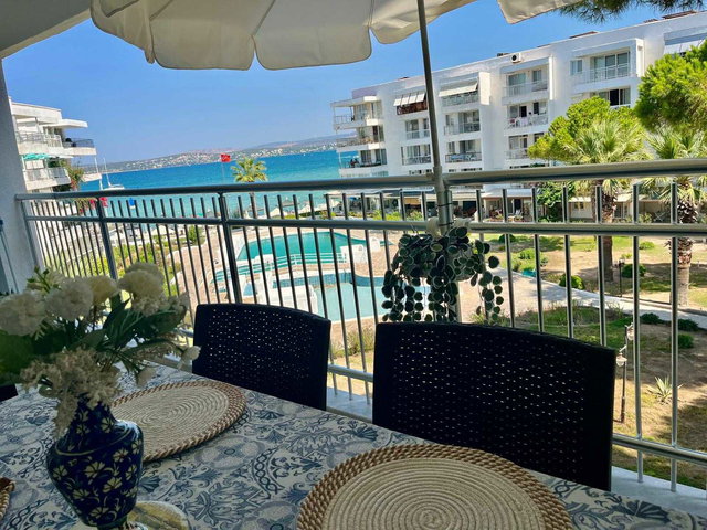 ÇEŞME ALTINYUNUS’TA DENIZE SIFIR YILDIZ SAHIL SITESI EŞYALI SATILIK 2+1 DAİRE