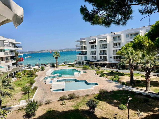 ÇEŞME ALTINYUNUS’TA DENIZE SIFIR YILDIZ SAHIL SITESI EŞYALI SATILIK 2+1 DAİRE