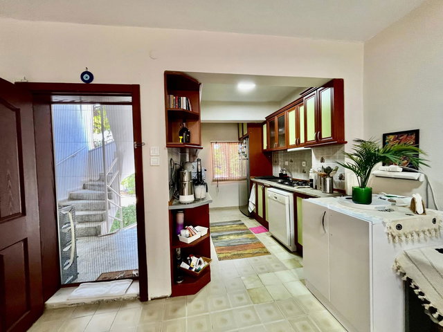 ÇEŞME ALTINYUNUS’TA DENIZE SIFIR YILDIZ SAHIL SITESI EŞYALI SATILIK 2+1 DAİRE