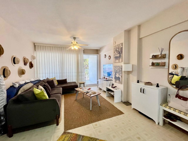 ÇEŞME ALTINYUNUS’TA DENIZE SIFIR YILDIZ SAHIL SITESI EŞYALI SATILIK 2+1 DAİRE