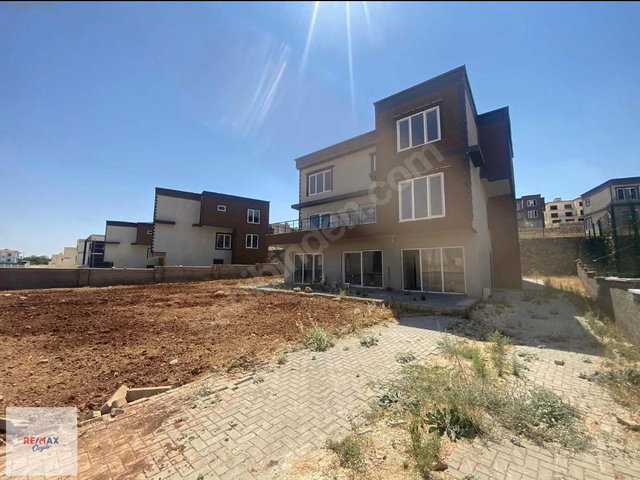 KÖRKÜN'DE MANZARALI, GENIŞ BAHÇELI 6+2 VILLA