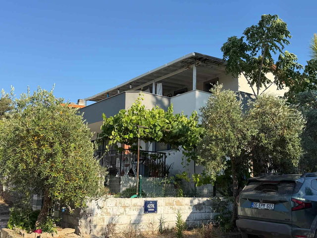 REMAX SMYRNA'DAN ŞİRİNKENT'DE SİTE İÇERİSİNDE TAM MÜSTAKİL VİLLA