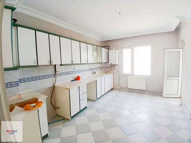 SARIGÜLLÜK MAHALLESİ BAKIMLI TEMİZ BİNA ARA KAT KİRALIK 3+1DAİRE
