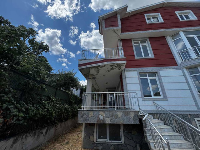 SİLİVRİ BALABAN’DA 400 M² BRÜT 6+1, 3 KATLI, 4 CEPHELİ SATILIK VİLLA