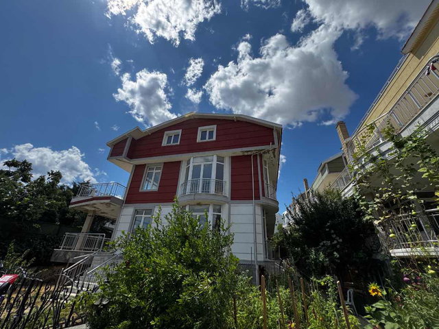 SİLİVRİ BALABAN’DA 400 M² BRÜT 6+1, 3 KATLI, 4 CEPHELİ SATILIK VİLLA