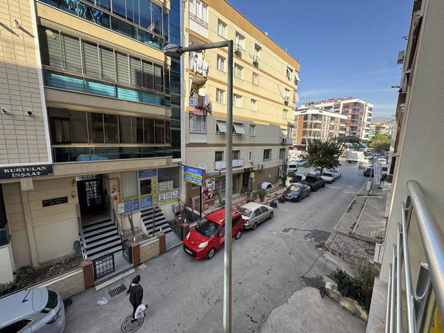 KARŞIYAKA FİKRİ ALTAY'DA 2+1 ARAKAT KAPALI MUTLAK DAİRE