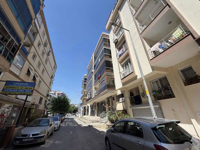 KARŞIYAKA FİKRİ ALTAY'DA 2+1 ARAKAT KAPALI MUTLAK DAİRE