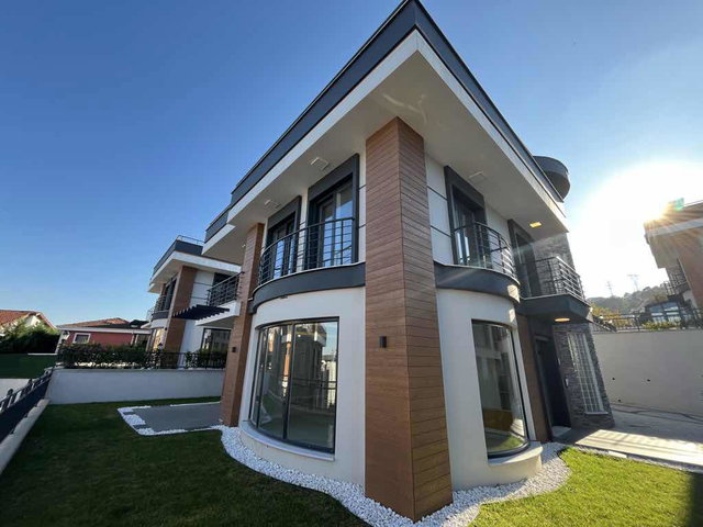 SERDİVAN İSTİKLAL MAHALLESİ HARİKA KONUM  7+1 LÜKS HAVUZLU VİLLA