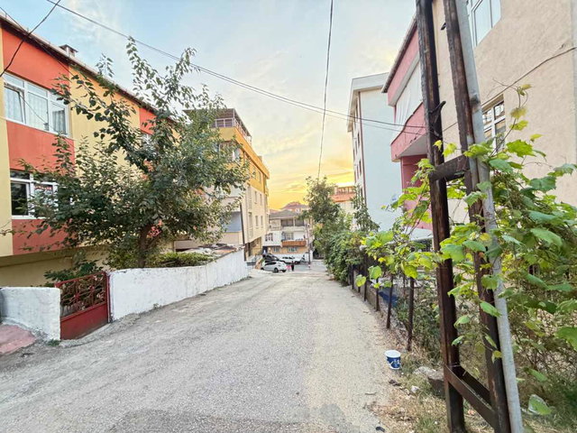 AHMET YESEVİ’DE EMINEVIM'E UYGUN 3 BALKON 2 WC'LI 140 M2 DAİRE