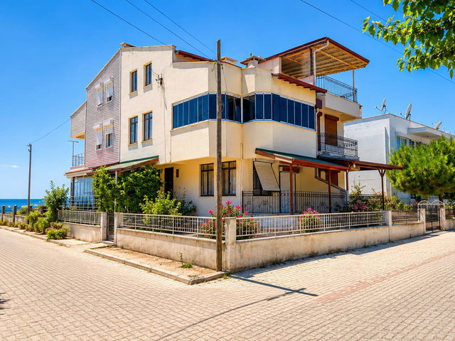 ALTINOLUK ARKADAŞ KAFE BÖLGESINDE / DENIZE ILK PARSEL/ 2. EV/ BAHÇELI /3 KATLI VILLA
