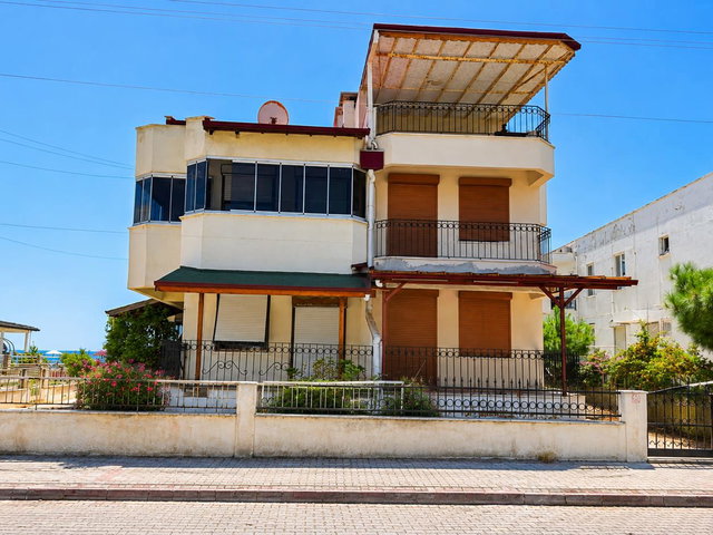 ALTINOLUK ARKADAŞ KAFE BÖLGESINDE / DENIZE ILK PARSEL/ 2. EV/ BAHÇELI /3 KATLI VILLA