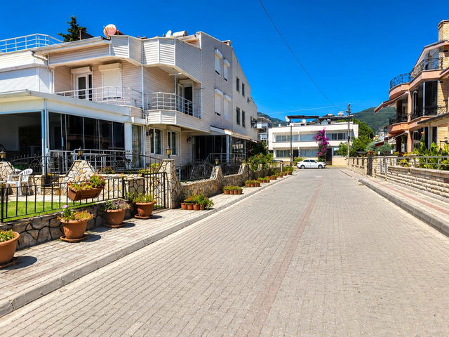 ALTINOLUK ARKADAŞ KAFE BÖLGESINDE / DENIZE ILK PARSEL/ 2. EV/ BAHÇELI /3 KATLI VILLA
