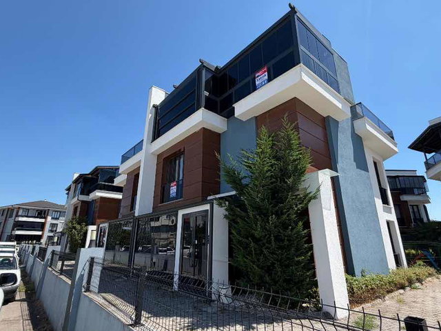 REMAX MAVİ'DEN SERDİVAN VATAN MAH'DE 4+1 KİRALIK VİLLA