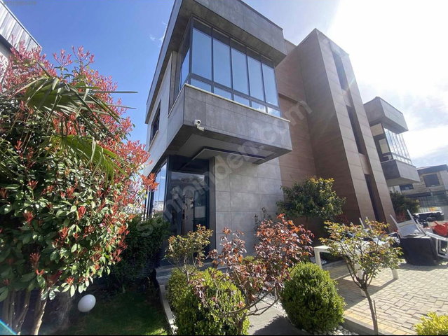 REMAX ÖZGÜR ŞEHİRGÖSTERENDE 7+1 KİRALİK VILLA