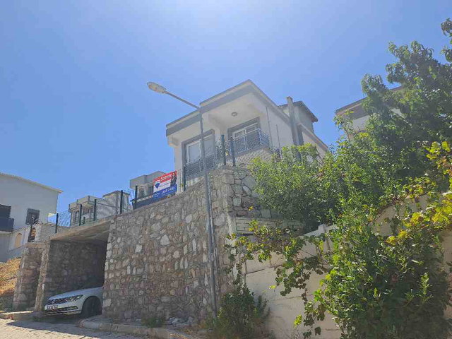AKARCA DA PLAJA YÜRÜME MESAFESİNDE SATILIK MÜSTAKİL VİLLA