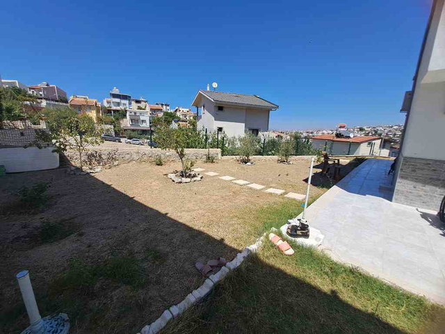 AKARCA DA PLAJA YÜRÜME MESAFESİNDE SATILIK MÜSTAKİL VİLLA