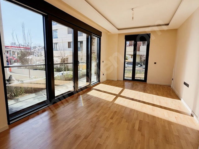 CADDEBOSTAN SAHİLE 2.BİNADA İŞLEK CADDEDE KİRALIK SIFIR İŞYERİ