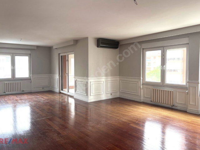 NURAL KÖŞKÜ KONUTLARINDA HAVUZLU SİTEDE 4+1 170 M2 NET