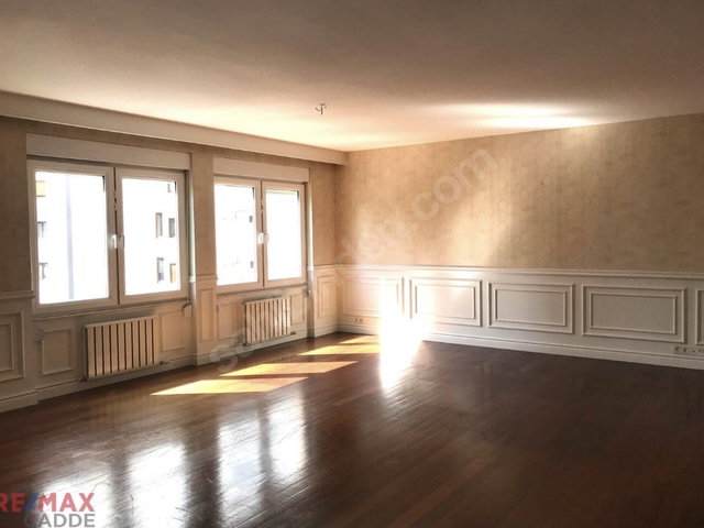 NURAL KÖŞKÜ KONUTLARINDA HAVUZLU SİTEDE 4+1 170 M2 NET