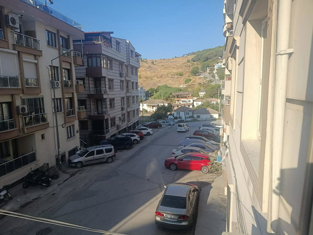 ŞEHİR MERKEZİNDE DOĞALGAZLI KULLANIŞLI MÜKEMMEL KONUMDA SÜREKLİ KİRALIK 2+1 ARAKAT DAİRE