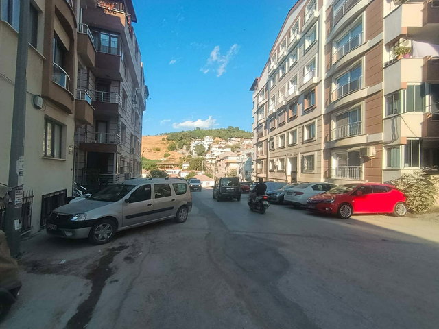 ŞEHİR MERKEZİNDE DOĞALGAZLI KULLANIŞLI MÜKEMMEL KONUMDA SÜREKLİ KİRALIK 2+1 ARAKAT DAİRE