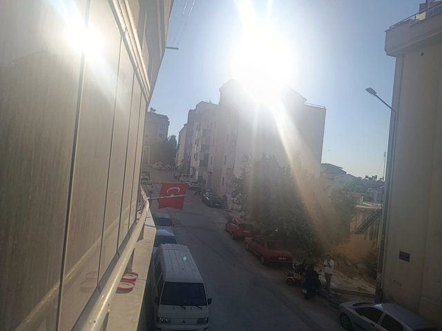 ŞEHİR MERKEZİNDE DOĞALGAZLI KULLANIŞLI MÜKEMMEL KONUMDA SÜREKLİ KİRALIK 2+1 ARAKAT DAİRE