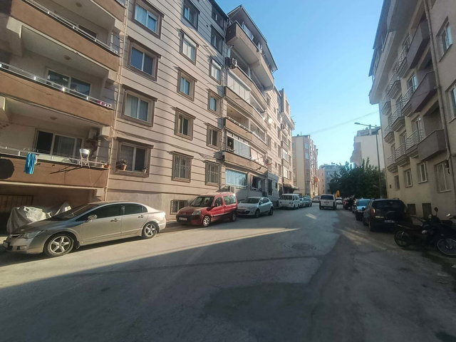 ŞEHİR MERKEZİNDE DOĞALGAZLI KULLANIŞLI MÜKEMMEL KONUMDA SÜREKLİ KİRALIK 2+1 ARAKAT DAİRE