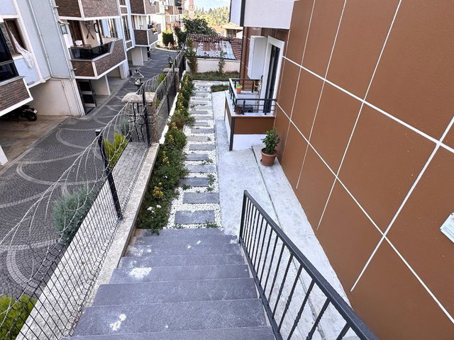GÖLCÜK'DE PANORAMIK DENIZ MANZARALI SIFIR 2+1 SATILIK ARAKAT