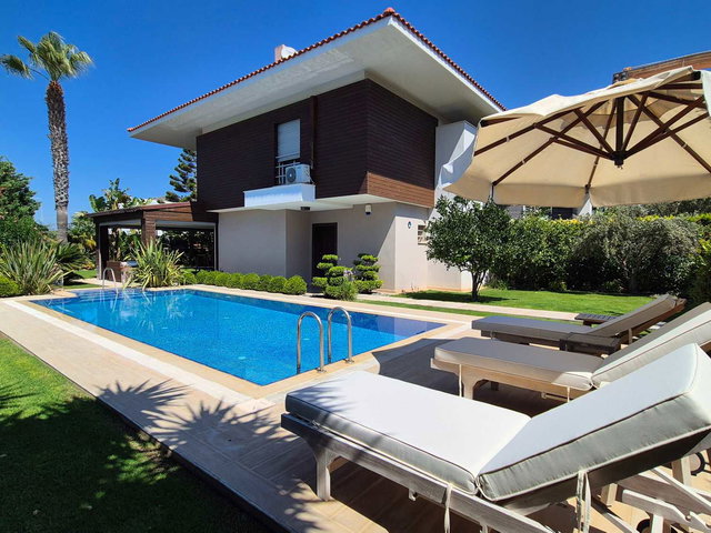 ÇEŞME ILICA PLAJINA PLAJA YAKIN KÖŞE KONUMLU HAVUZLU 4+1 VİLLA