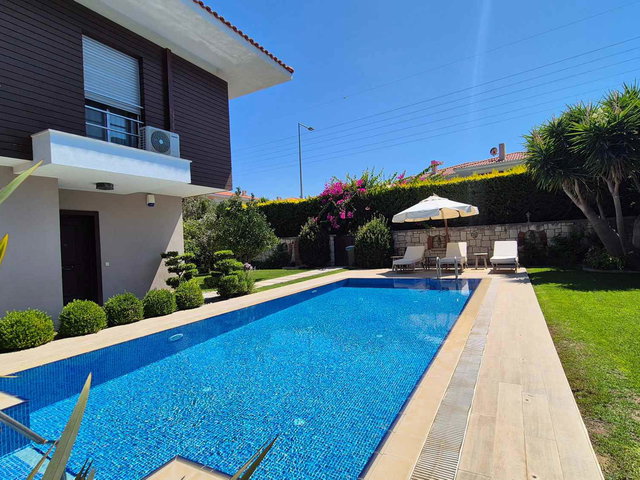 ÇEŞME ILICA PLAJINA PLAJA YAKIN KÖŞE KONUMLU HAVUZLU 4+1 VİLLA