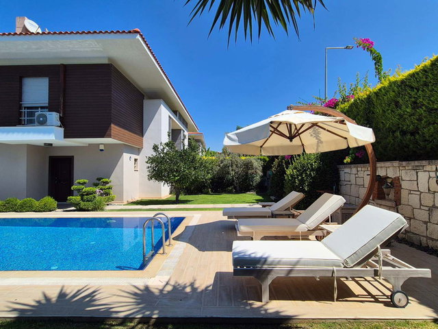 ÇEŞME ILICA PLAJINA PLAJA YAKIN KÖŞE KONUMLU HAVUZLU 4+1 VİLLA