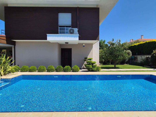 ÇEŞME ILICA PLAJINA PLAJA YAKIN KÖŞE KONUMLU HAVUZLU 4+1 VİLLA